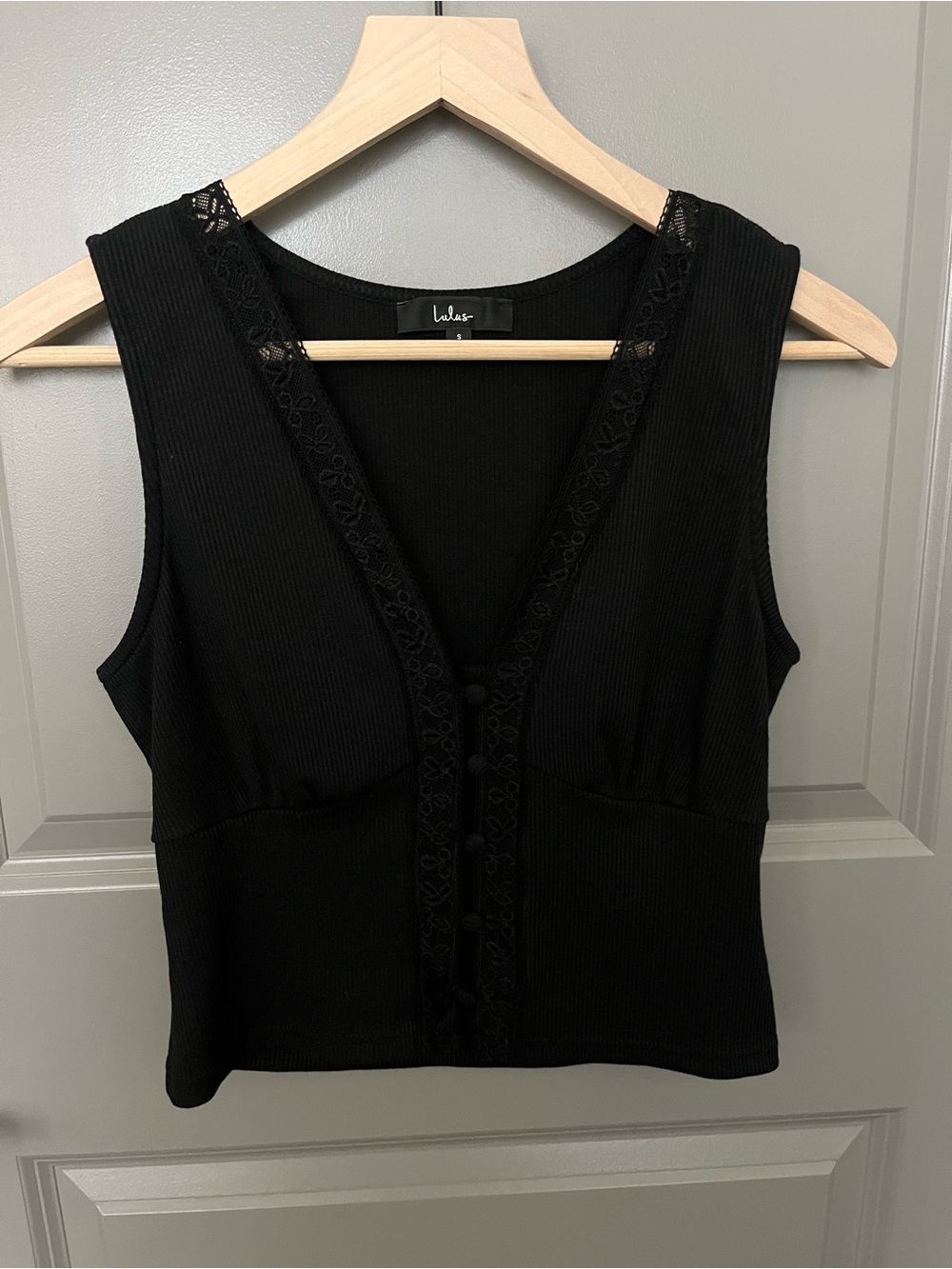 Lulu's Black Ribbed V-Neck Button Front Tank with Lace Trim